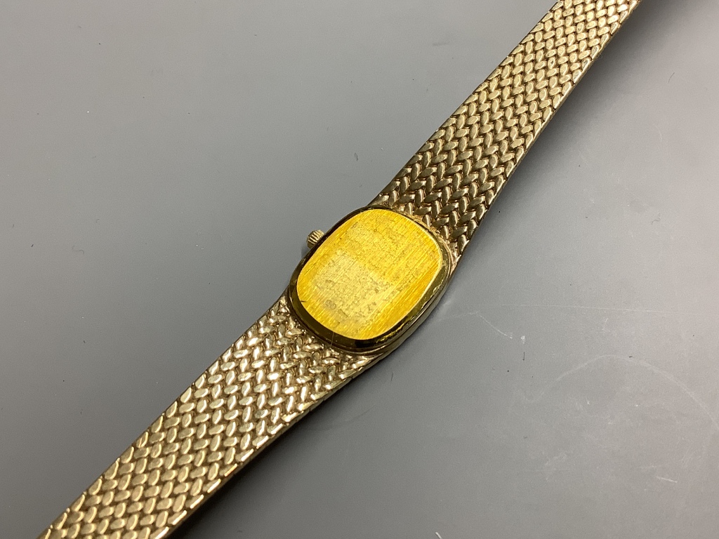 A lady's modern 9ct gold Tissot Saphir quartz wrist watch, on integral 9ct gold bracelet, overall 18.5cm